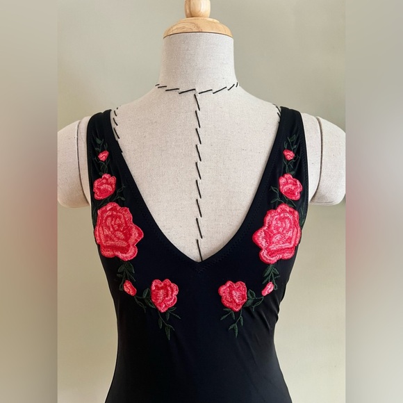 Calzedonia One-Piece Swimsuit with Rose Embroidery – S/XS
Never worn – no tags. - Picture 2 of 7